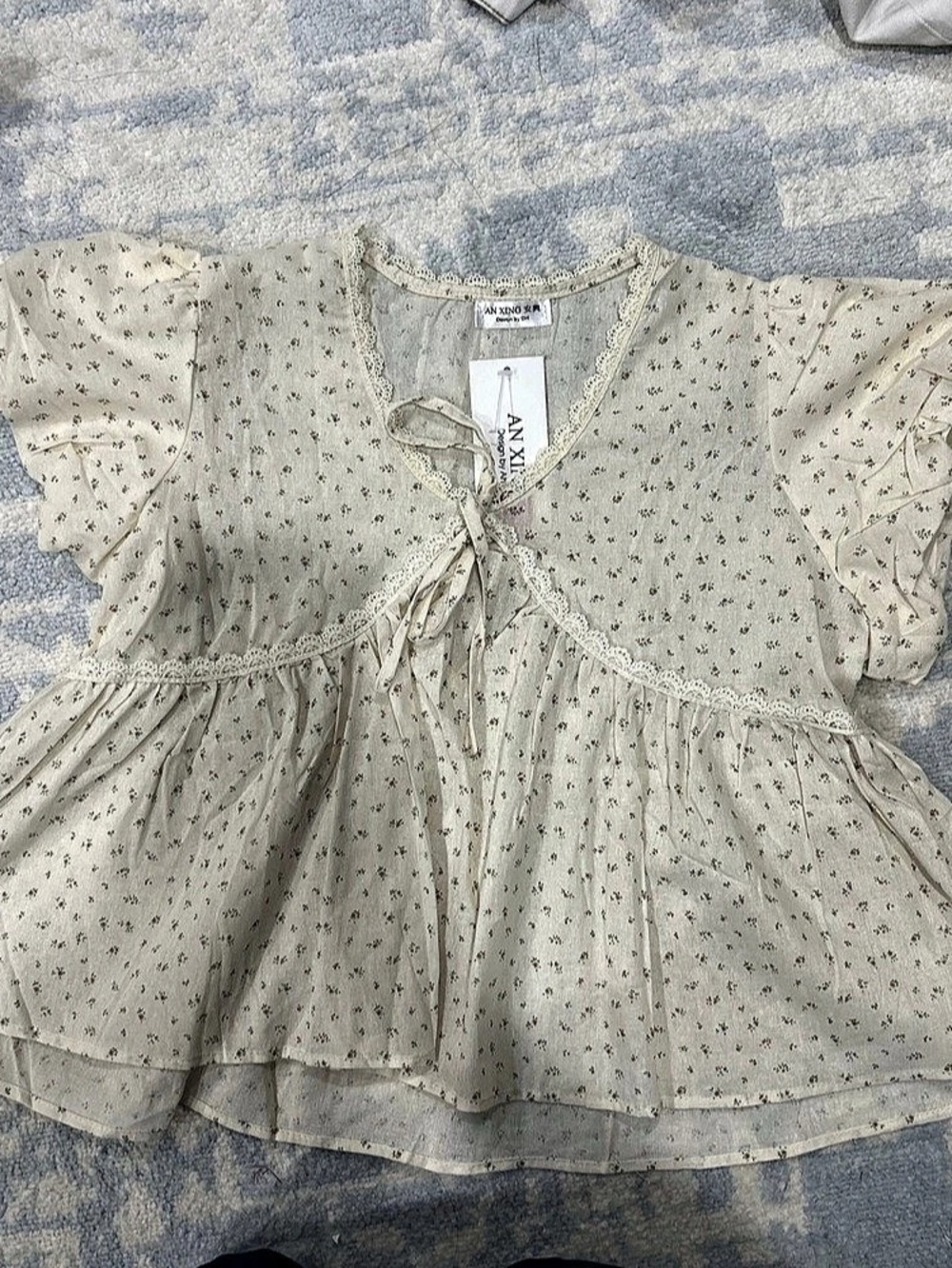 AN XING Floral Ruffle Babydoll Blouse in Cream